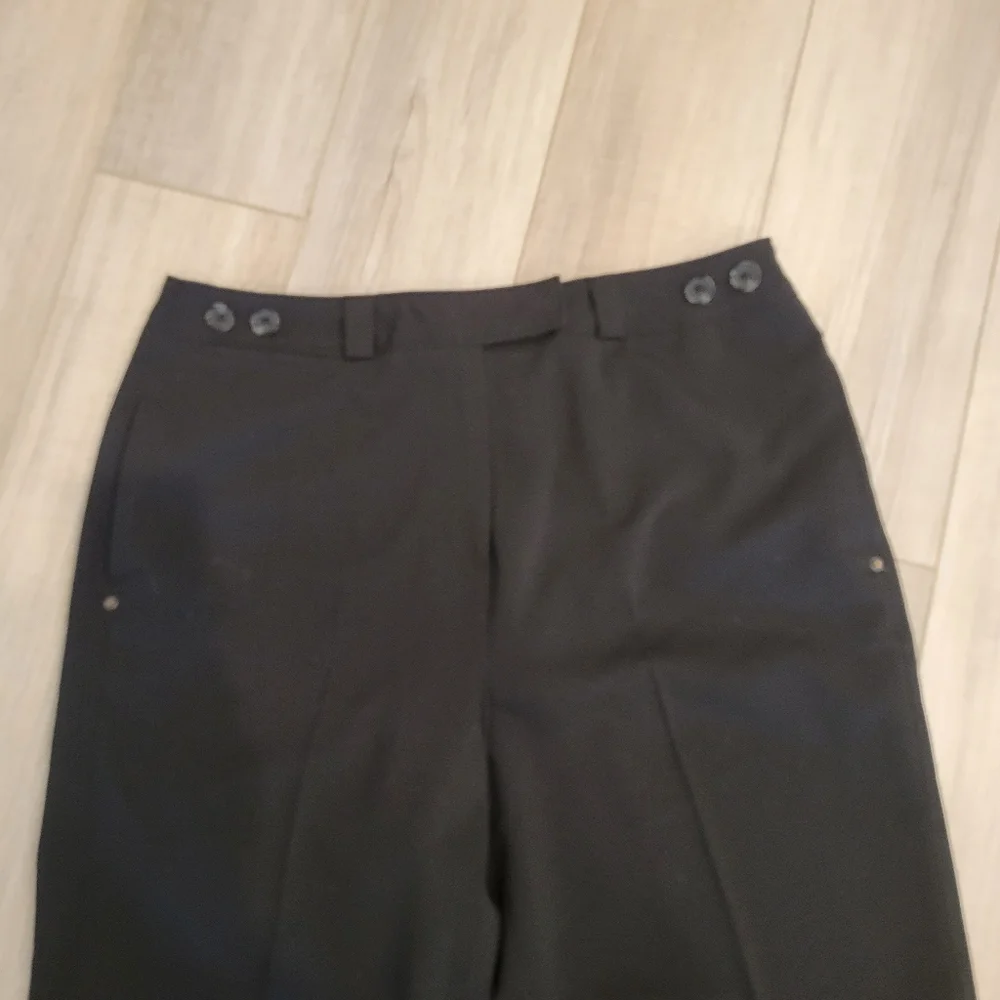 LARRY LEVINE BLACK BERMUDA SHORTS SIZE 8